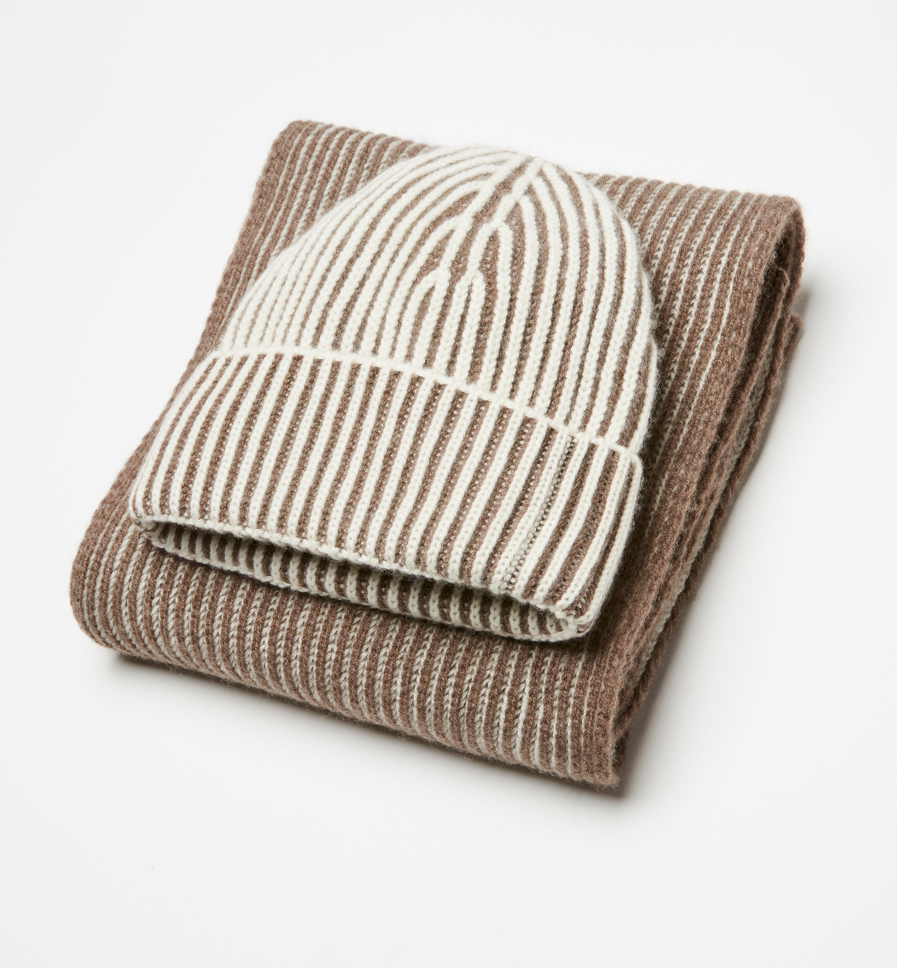 ENSEMBLE BONNET ET ÉCHARPE EN CACHEMIRE (WALLACE & WARD)