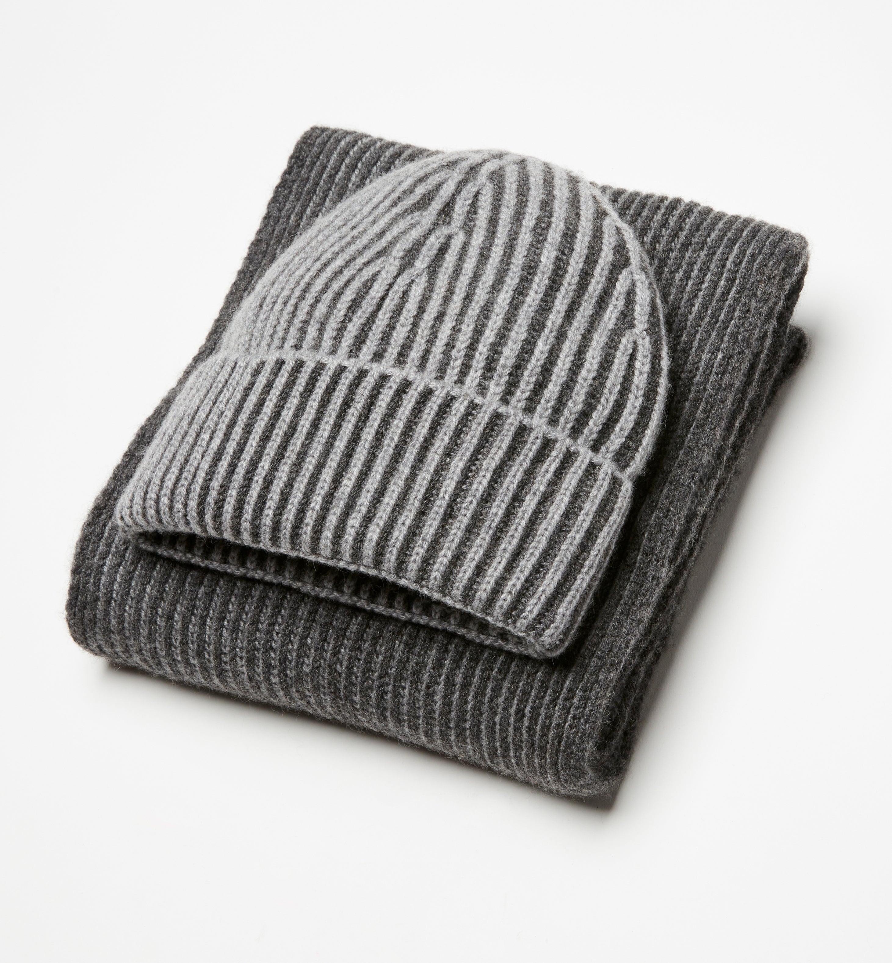 ENSEMBLE BONNET ET ÉCHARPE EN CACHEMIRE (WALLACE & WARD)