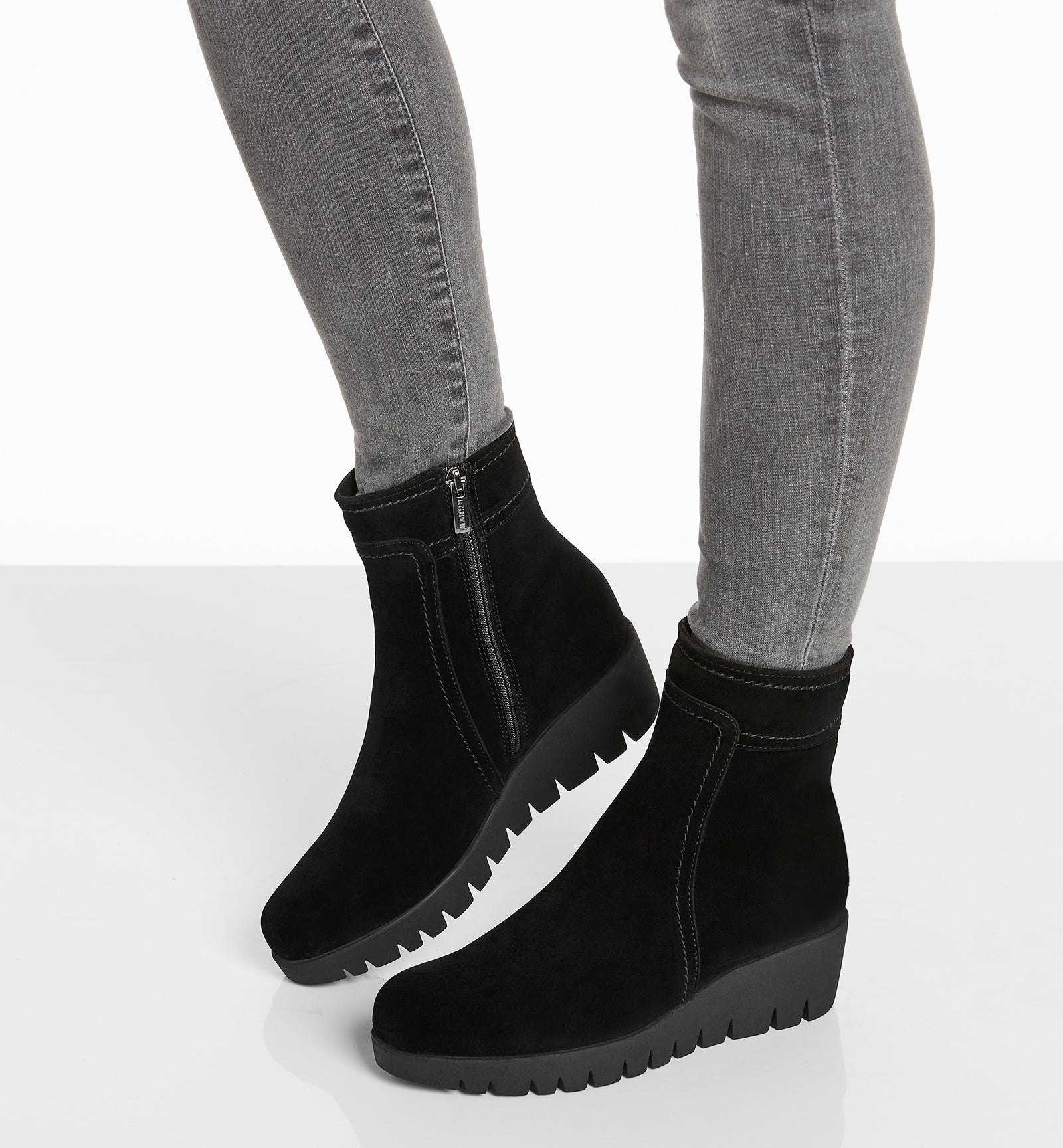 TOKEN SUEDE WEDGE BOOTIE - La Canadienne