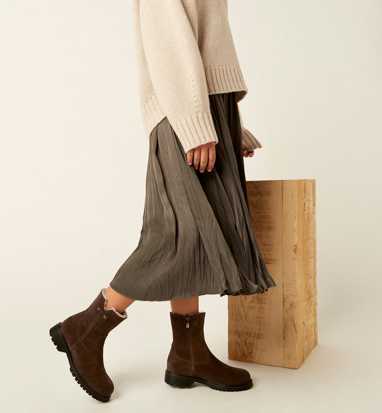 HUNTER SHEARLING-LINED SUEDE BOOTIE