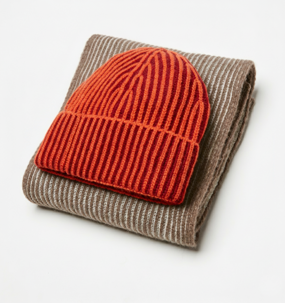 ENSEMBLE BONNET ET ÉCHARPE EN CACHEMIRE (WALLACE & WARD)